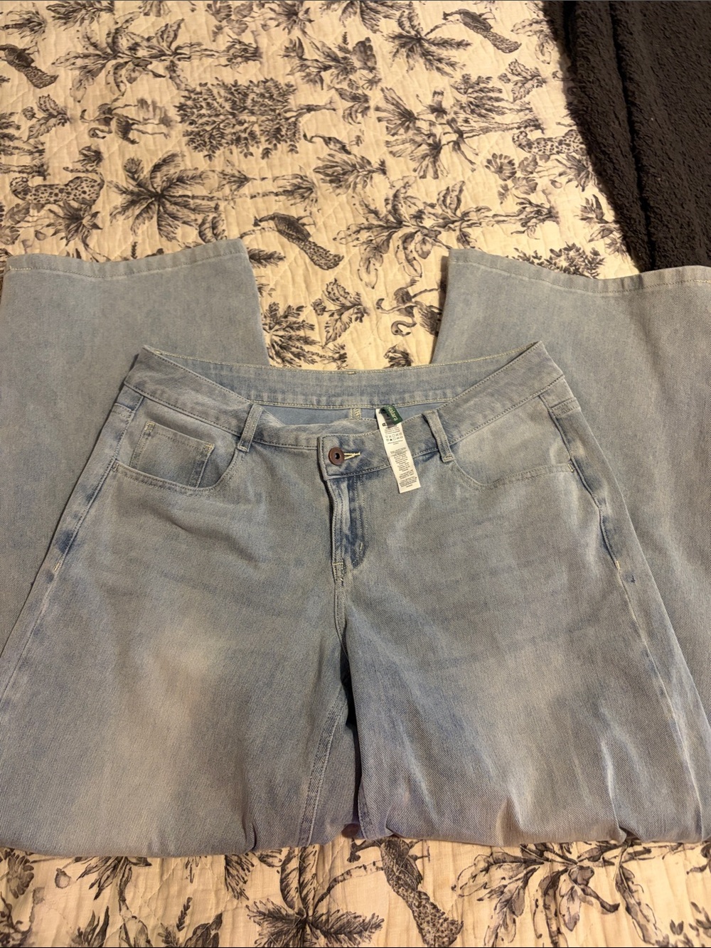 HALARA Light Wash Wide-Leg Jeans - Pale Blue - Picture 3 of 5
